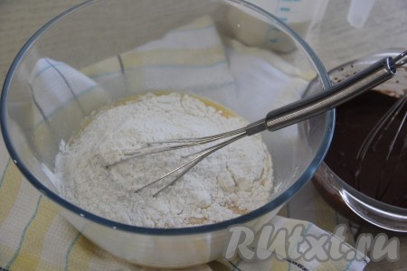 В смесь яиц и молока всыпать муку.