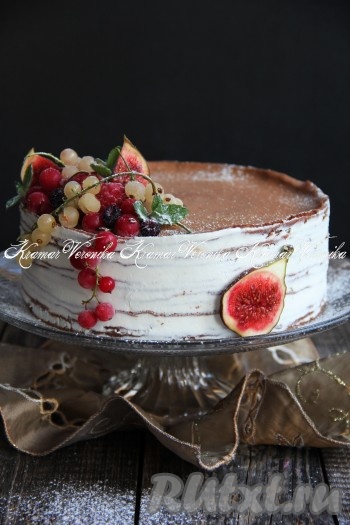 Готовый шоколадный блинный торт с творожным кремом украсить по желанию. Посмотрите, какой красавчик получился!