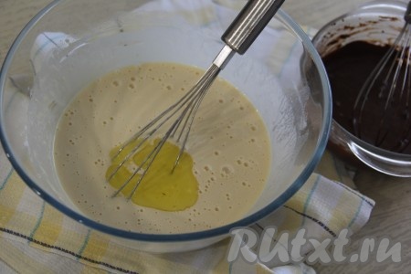 Затем влить 1 столовую ложку растительного масла, ещё раз перемешать.