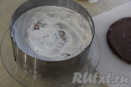 Я для формирования торта использовала кольцо, совпадающее по диаметру с размером блинов, но можно просто собрать торт на плоской тарелке. Выложить в кольцо блин и смазать кремом. Таким образом, выкладывая в кольцо по очереди все блины, смазывая каждый блинчик кремом, сформировать весь блинный торт. Последний блин я кремом не смазывала. Поставить торт в холодильник на ночь.