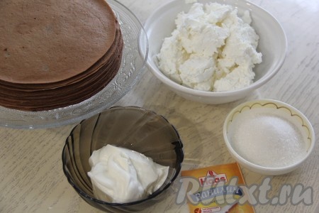 Готовые блинчики остудить. У меня получилось 17 шоколадных блинов диаметром 20 см. Подготовить продукты для творожного крема.