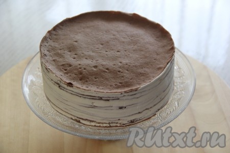 С готового торта снять кольцо и переложить на тарелку.