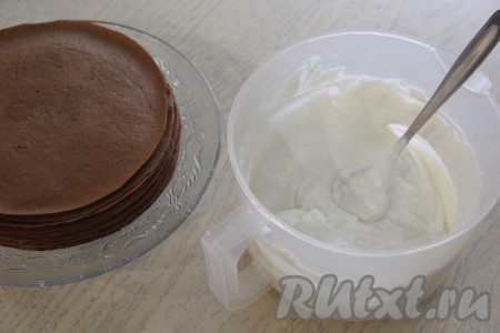 Соединить творог, сметану, сахар и ванилин, взбить творожный крем миксером до однородности.