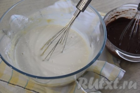 Перемешать блинное тесто до однородного состояния.