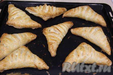 Верх слоек аккуратно смазать взбитым желтком и поставить в разогретую духовку. Выпекать слоёные булочки при температуре 200 градусов, примерно, 20-25 минут (до золотистого цвета).