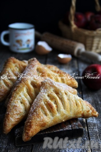 Подать вкусные, хрустящие слойки с творогом и яблоками к чаю, кофе или молоку. Эта выпечка особенно вкусна в горячем виде.