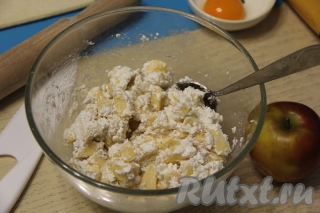 Тщательно перемешать и творожно-яблочная начинка для слоек готова.