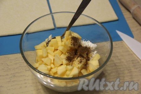 Перемешать творог с белком и сахаром, затем добавить яблоки и корицу.