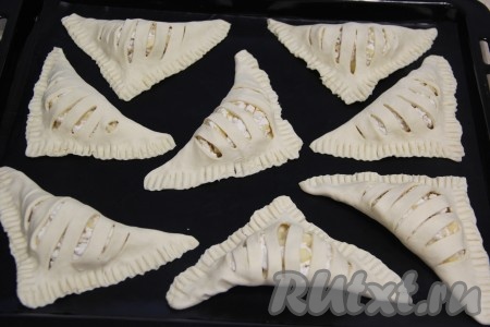 Переложить слойки с яблоками и творогом на противень, застеленный тефлоновым ковриком (или пергаментом).