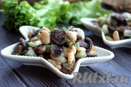 Салат с консервированной фасолью и жареными шампиньонами