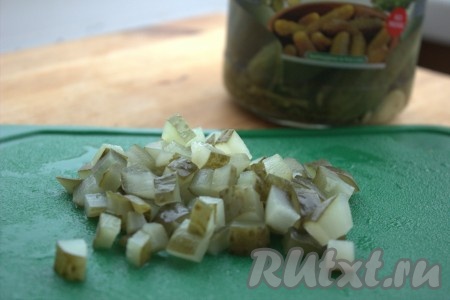 Солёные огурцы нарезать на достаточно мелкие кубики.