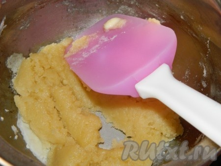 Для приготовлеия соуса 2 столовые ложки сливочного масла растапливаем, добавляем 2 столовые ложки муки, варим, хорошо перемешивая, 3 минуты.