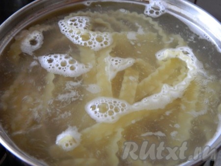 Отвариваем лапшу, в соответствии с инструкцией на упаковке.