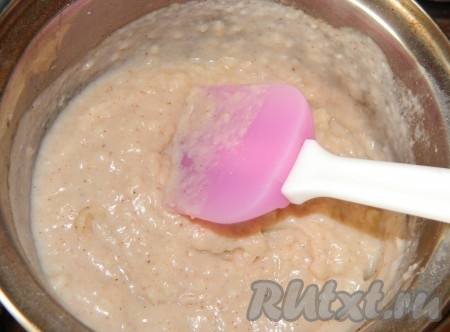 Добавляем холодное молоко, 1 чайную ложку соли, немного перца и мускатного ореха. Варим, помешивая, еще несколько минут.