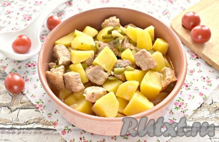 После звукового сигнала мультиварки вкусное, сытное и аппетитное азу из свинины будет готово, к столу подаём в горячем виде, дополнив, по желанию, свежими овощами или соленьями.