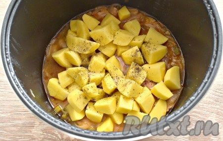 Через 45 минут с начала программы "Тушение" закладываем в мультиварку очищенный и нарезанный крупными дольками картофель, по вкусу солим, перчим ингредиенты и перемешиваем.