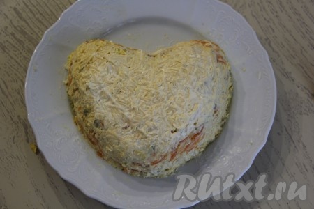 Слой сыра смазать майонезом, после этого слегка утрамбовать салат.