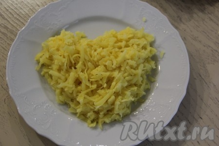 Предварительно сварить картошку и морковь (на отваривание овощей после закипания воды потребуется минут 20-25). Яйца сварить вкрутую (варим минут 8-10 после начала кипения воды). Куриное филе варить после начала кипения подсоленной воды минут 20-25. Варёные мясо, овощи и яйца остудить. Картошку и морковь почистить. Оформлять салат будем на плоской тарелке. Картошины натереть на средней тёрке, после этого выложить на тарелку в виде сердца. Если есть кулинарная форма в виде сердца, то можно использовать её, это облегчит вашу работу. Слой картошки посолить.