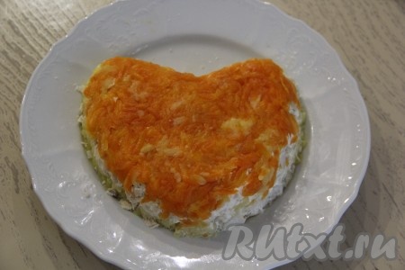 Одну морковь натереть на тёрке и выложить следующим слоем.