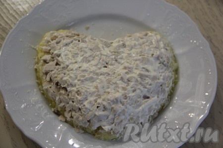 Смазать филе майонезом и слегка утрамбовать.