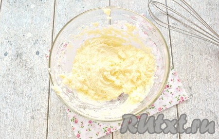 Снова перемешиваем ингредиенты, можно воспользоваться миксером для быстроты. В итоге должна получится вот такая пышная масса.