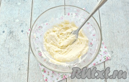Вилкой хорошо перетираем маргарин с сахаром, чтобы получилась однородная масса. Мне потребовалось для этого 2 минуты.