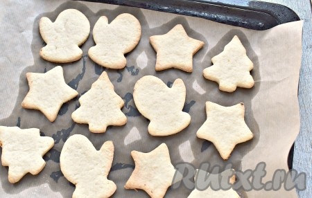 Ставим противень в разогретую до 180 градусов духовку на 20 минут. Печенье слегка подрумянится.