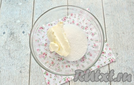 Заранее достаём из холодильника маргарин, чтобы он при комнатной температуре стал достаточно мягким. Перекладываем размягчившийся маргарин в миску, всыпаем к нему сахар (количество сахара, при желании, можно немного уменьшить).