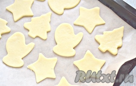 Заготовки печенья кладём на противень, застеленный пергаментом. У меня получилось 30 штук.