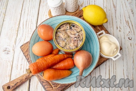 Подготовьте все необходимые ингредиенты для приготовления салата "Мимоза" без добавления картошки.  Морковь и куриные яйца отварите (на варку морковки с момента закипания потребуется минут 25-30, на отваривание вкрутую яиц после закипания воды потребуется минут 9-10), полностью остудите и очистите.