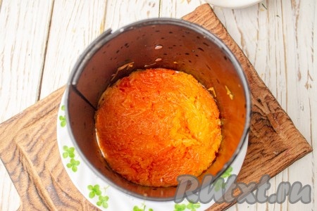 На плоское блюдо установите сервировочное кольцо (я использовала сервировочное кольцо диаметром 14 см), выложите плотным слоем морковь, слегка присолите.