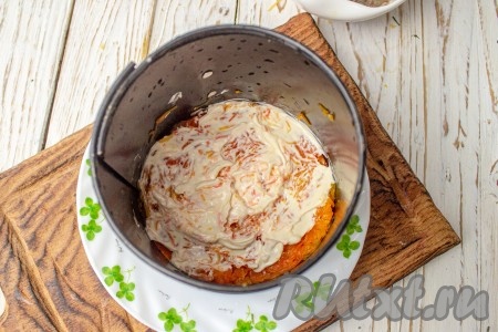 Морковный слой смажьте немного майонезом.