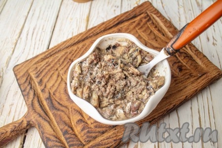 Из банки с рыбными консервами слейте сок, переложите рыбу в подходящую посуду и разомните вилкой.