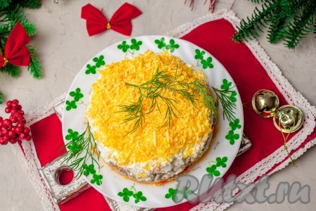 Уберите салат в холодильник на несколько часов, чтобы он пропитался. Затем верх салатика покройте натёртыми яичными желтками, можно украсить веточкой укропа. Снимите кольцо и подавайте вкусный, аппетитный салат "Мимоза" к столу. Это блюдо готовится без добавления картошки, а получается достаточно сытным, сочным, достойно смотрится на праздничном столе.