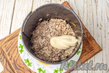 Поверх лука распределите рыбу, смажьте небольшим количеством майонеза. 