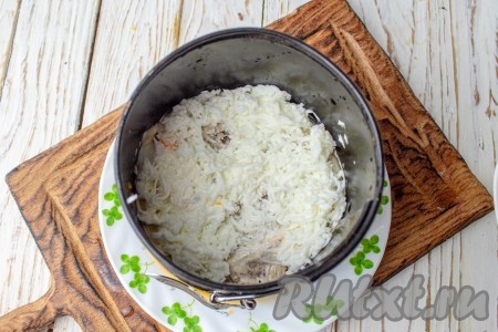 Разделите варёные яйца на белки и желтки. Белки натрите на мелкой тёрке и распределите ровным слоем на рыбу, смажьте оставшимся майонезом. При необходимости, посолите и поперчите по вкусу. Желтки отложите в сторону (они нам потребуются для покрытия верха салата).