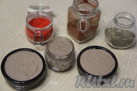 Если вы не планируете сразу подавать паштет к столу, тогда нужно разложить паштет по баночкам или керамическим формам.