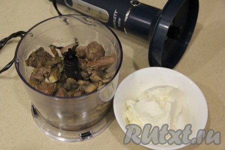 Ещё раз содержимое сковороды перемешать, убавить огонь до минимума и накрыть сковороду крышкой. Томить печёнку с шампиньонами 7 минут, иногда перемешивая. Затем снять сковороду с огня и оставить на минут 15 под крышкой. Переложить содержимое сковороды в чашу блендера.