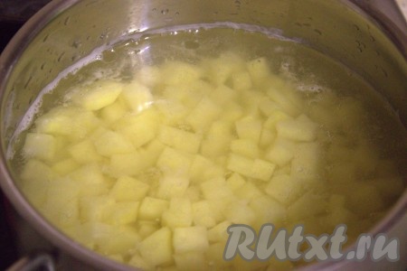 Кусочки картошки поместить в кастрюлю подходящего размера, влить холодную воду, которая должна полностью прикрыть картофель. Кастрюлю с картошкой отправить на огонь, а после закипания воды подсолить и варить на умеренном огне под прикрытой крышкой минут 15 (кусочки картошки должны полностью свариться, они будут легко прокалываться вилкой). Продолжительность варки во многом зависит от величины нарезки и сорта картофеля.