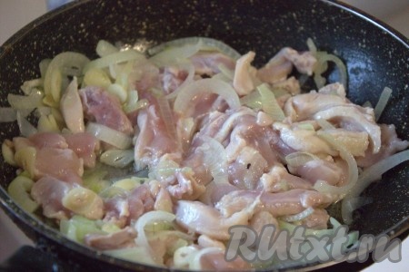 В сковороду к луку добавить нарезанное на небольшие кусочки мясо, уменьшить огонь до среднего, приправить и посолить по вкусу. Обжаривать мясо с луком, примерно, минут 7-10, иногда помешивая, затем убрать с огня и оставить до полного остывания.