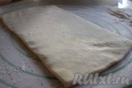 Слоёное тесто разморозить при комнатной температуре.