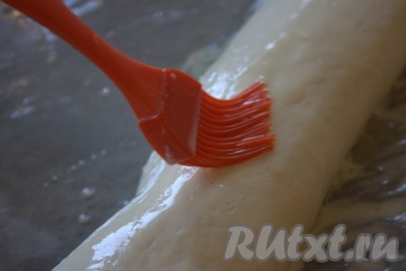 В отдельную миску вбить сырое яйцо, при помощи вилки взбить яйцо в однородную массу. Поверхность пирога смазать взбитым яйцом.