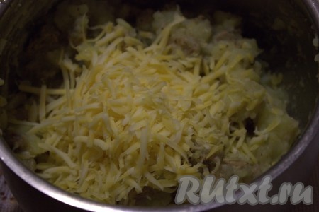 В кастрюлю с остывшим картофелем выложить мясо с луком, добавить натёртый сыр, хорошо перемешать и, при необходимости, посолить, снова перемешать и начинка для слоёного пирога готова.