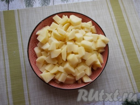 Очистить картошку и нарезать на средние кубики.

