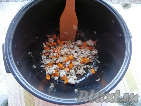 Перемешать и готовить на этом же режиме ещё 10 минут, помешивая время от времени и разбивая комочки мяса.