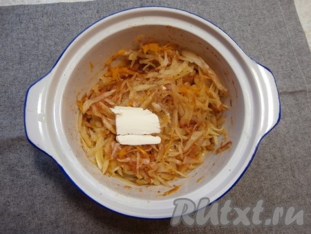 Капусту перемешать, всыпать сахар, перемешать, добавить кусочек сливочного масла.