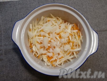 В эту же небольшую кастрюльку (или миску) выложить нарезанный небольшими кусочками репчатый лук.