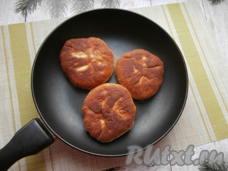 На сковороде очень хорошо разогреть растительное масло, затем выкладывать заготовки беляшей с мясом швом вниз. Жарить беляши в достаточном количестве растительного масла на небольшом огне до румяности с одной стороны, затем перевернуть, сковороду прикрыть крышкой (чтобы беляши хорошо прожарились) и жарить до румяности с другой стороны. 