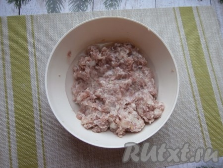 Хорошо фарш перемешать, влить холодную воду и ещё раз тщательно его перемешать.