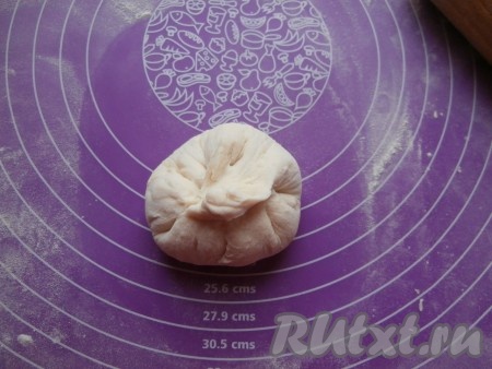 Собрать края каждой лепёшки кверху по типу лепки хинкали (как на фото). Хорошо слепить края лепёшки.